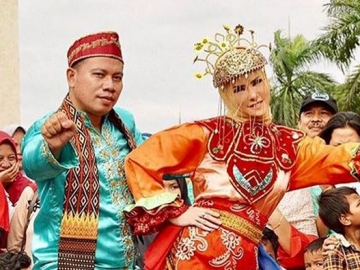 Ungkap Kisah Cintanya dengan Angel Lelga Pakai Bahasa Inggris, Vicky Prasetyo Malah Dicibir