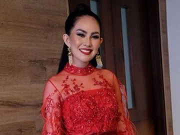 Pakai Make Up Tebal dan 'Pamer Dada', Foto Bak Lukisan Kartika Putri Tuai Kontroversi