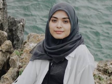 Makin Cantik Usai Berhijab, Ini 6 Gaya Kece nan Simple ala Vebby Palwinta