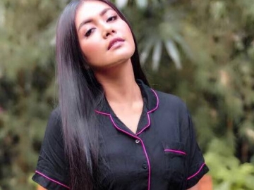 Pakai Baju 'Melorot' Saat Selfie, Denada Lagi-Lagi Panen Hujatan Haters