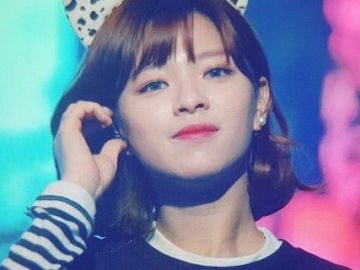 Enggan Dipotret, Jeongyeon Twice Pose Monyongkan Bibir Seperti Ini