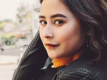 Pose Begini Sambil Tulis Caption Bahasa Asing, Prilly Latuconsina Matikan Kolom Komentar