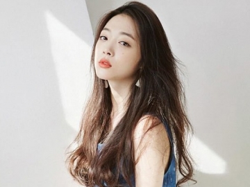 Sulli Pamer Bergaya Rambut Keriting, Tetap Cantik? 