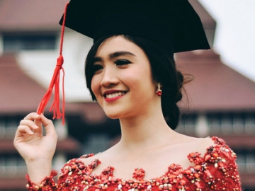 FOTO: Pesona Anggun nan Cantik Febby Rastanty Kala Wisuda dengan Gelar Cumlaude