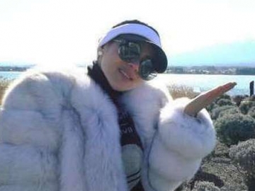 Syahrini Bawa Mobil Sendiri, Logo di Bagian Setir Bikin Netter Gagal Fokus