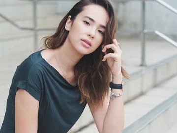 Pose Seksi dengan Baju 'Terbuka', Penampilan Pamela Bowie Ini Buat Panas Dingin