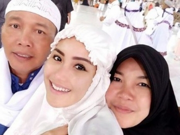 Gara-Gara Posting Foto Ini Saat Umroh, Ibu Ayu Ting Ting Malah Panen Sindiran