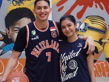 Kepergok Berduaan dengan Daniel Wenas, Mikha Tambayong Dihujat Gara-Gara Pakai Jaket Ini