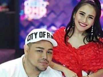 Pamer Cincin di Jari Manis Saat Pose Bareng Ivan Gunawan, Ayu Ting Ting Sudah Lamaran?