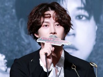 Hadir di Upacara Kelulusan Kim Sohye, Penampilan Visual Heechul SuJu Buat Netter Terpesona