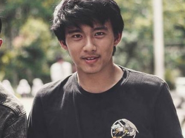 FOTO: Gantengnya Gusti Rayhan, Anak Farhat Abbas Pemeran Akew 'Dilan 1990' 