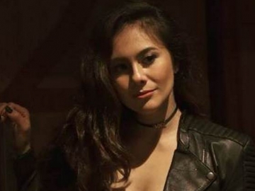 Pose Bareng Pria Ini, Penampilan Wulan Guritno Jadi Sorotan