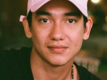 Gara-Gara Postingan Soal Cium Ini, Adipati Dolken Buat Kaum Hawa Histeris Tak Berdaya