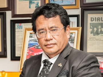 Unggah Foto Istri dan Anaknya, Hotman Paris Lagi-Lagi Diduga Sindir Farhat Abbas