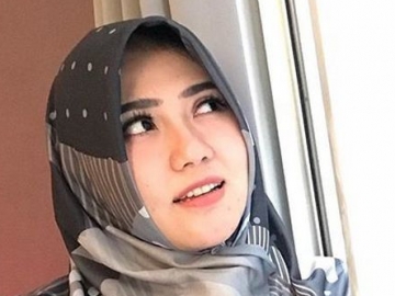 Sukses Besar, Via Vallen Berangkatkan Tim Orkesnya Umroh ke Tanah Suci