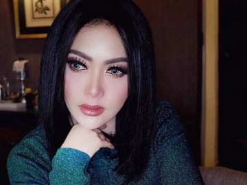 Berpotongan Sederhana, Harga Sepatu Milik Syahrini Ini Ternyata Rp 300 Jutaan