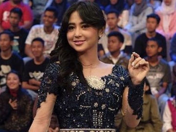 Ayu Ting Ting Beri Hadiah Sepatu Bermerek untuk Dewi Persik, Harganya Bikin Panas Dingin