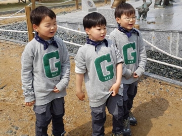 Gemasnya Song Triplet Ucapkan Selamat Imlek Hingga Cium Kamera, Netter Malah Salfok ke Rambut Minguk