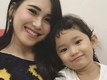 Posting Foto Bilqis dengan Dandanan Begini, Ayu Ting Ting Matikan Kolom Komentar. Takut   Dibully?