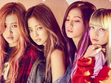 Pose Tiduran Sambil Tatap Kamera, Black Pink Adu Cantik di Pemotretan Majalah Terbaru