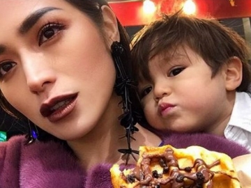 Kompak Kenakan Pakaian Adat Jawa Bareng Anak, Penampilan Seksi Jedar Jadi Sorotan