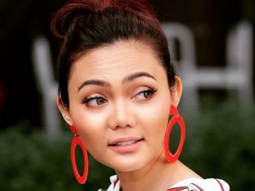 Kocak Sekaligus Dramatis, Rina Nose Pamer Keakraban Mantan-Mantannya di Instagram