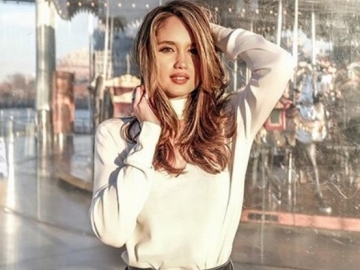 Pamer Foto Seksi, Perut Cinta Laura Jadi Sorotan