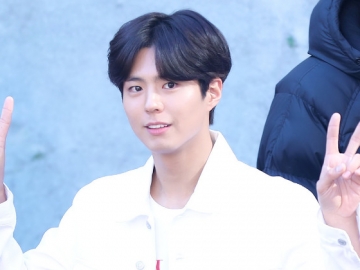 Park Bo Gum Penuh Pesona di Foto Kelulusan Kuliah, Netter: Kayak Pemotretan Majalah