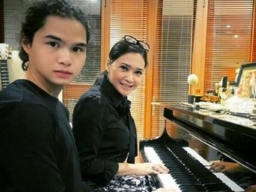 Maia Estianty Pamer Dul Saat Main Piano, Patung Kepala Botak Ini Bikin Netter Salfok