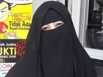 Unggah Foto Pakai Cadar, Umi Pipik Malah Dinasehati Netter