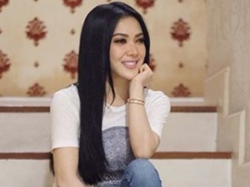 Biasa Tampil 'Cetar', Penampilan Sederhana Syahrini Ini Malah Dinilai Aneh