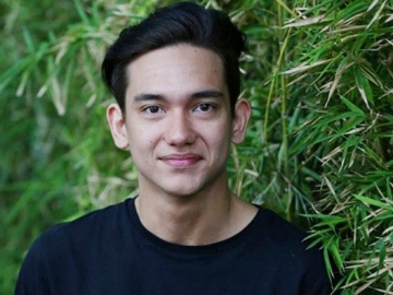 Akui Dekat dengan Vanesha, Adipati Dolken Sempat Bersaing dengan Iqbaal untuk 'Dilan'