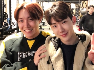Reuni Bareng, Intip Manisnya Senyum Jo Kwon & J-Hope BTS di Foto Ini