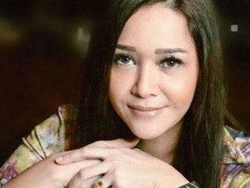 Tercyduk Bareng Pria Mirip Irwan Mussry di Bandara, Netter Malah Salfok Gaya Rambut Maia Estianty