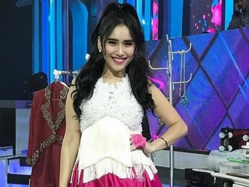 Beredar Foto Kue Kekinian Ayu Ting Ting Jamuran, Pihak  Manajemen Cuek?