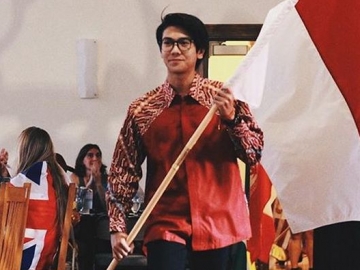 Rambut Sudah Gondrong, Ketampanan Iqbaal Ramadhan Bikin Netter Terpesona