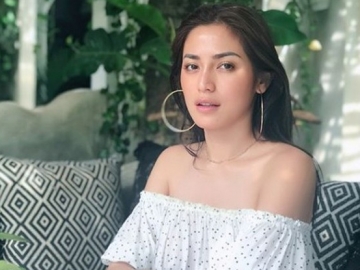 Foto Bareng Gajah, Pose Kaki Jessica Iskandar Bikin Netter Gagal Fokus