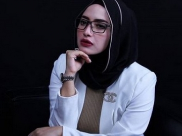 Soal Foto Opick Bersama Kedua Orangtuanya, Yulia Mochamad: Ini Bukan Foto Pernikahan