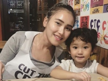 Ayu Ting Ting & Bilqis Foto Bareng Pria Tampan Ini, Netter: Keluarga Bahagia
