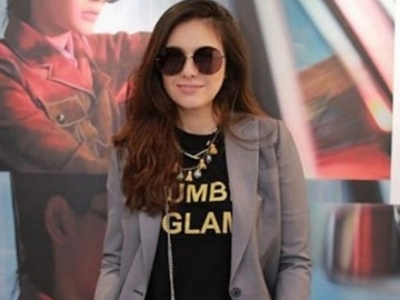 Pakai Lipstik Warna Mencolok Saat Berenang, Wulan Guritno Jadi Sorotan