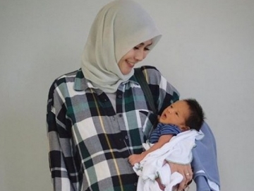 Belum Satu Bulan Operasi Caesar Sudah Main Ini, Zaskia Adya Mecca Bikin Netter 'Ngilu'