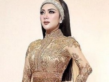 Hadiri Sidang First Travel, Rambut Syahrini Terjambak