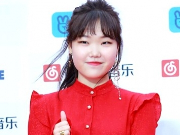 Ngefans Berat, Lee Soo Hyun AkMu Ajukan Permintaan Ini ke Park Seo Joon