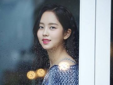 Kim So Hyun Pamer Pose Imut Bareng Anjing Kesayangannya, Fans Gemas