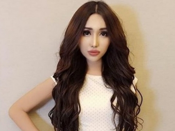 Cantik Pakai Mukenah, Riasan Wajah Lucinta Luna Malah Bikin Netter Gagal Fokus