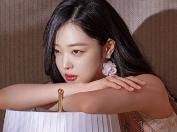 Tampil Cantik dengan Bunga Terselip di Telinga, Sulli Malah Disebut Tambah Tua?