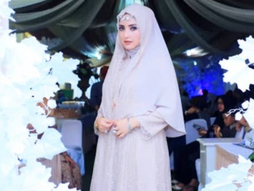 Unggah Foto Tanpa Hijab, Yulia Muhammad Dihujat Habis-Habisan