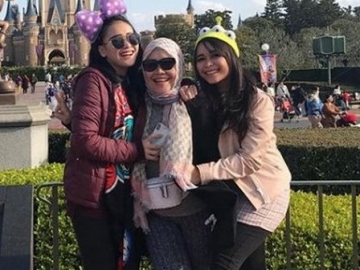 Lakukan Ini Saat Naik Motor, Ibu Ayu Ting Ting Dikritik
