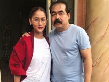 Tunggu Anak Ujian Taekwondo, Inul Daratista & Suami 'Pacaran' Sambil Makan di Lantai