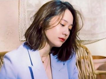 Tampil Cantik Bergaya Kasual di Bandara, Krystal f(x) Tambah Gemuk?